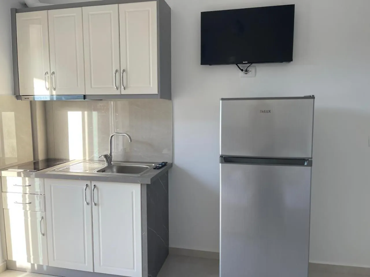 Lake Side Serenity Ksamil Apartament